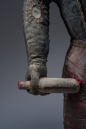 Effigie Bizango d'une figure poilue tenant une bouteille de boisson dans chaque main, techniques mixtes, Ha&iuml;ti, 20&egrave;me si&egrave;cle