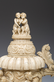 Chope couverte dite tankard en ivoire sculpt&eacute; &agrave; d&eacute;cor de sc&egrave;nes de bacchanales et de satyres en relief, Allemagne, vers 1880