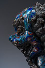 Paire de lions bouddhistes en &eacute;maux cloisonn&eacute;s sur un socle en bois, Chine, 20&egrave;me si&egrave;cle