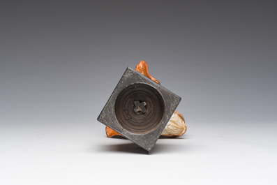 Onleesbaar gesigneerd: Een Weens polychroom koud beschilderd bronzen model van een hondenkop op een zwartmarmeren basis, 19de/20ste eeuw