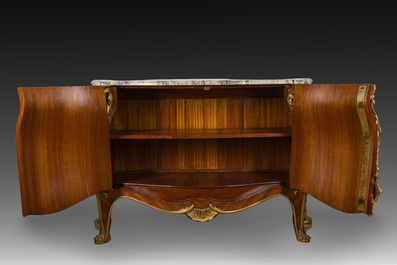 Impressionnante commode de style fran&ccedil;ais aux montures en bronze dor&eacute;, marqueterie florale et un plateau en marbre, 20&egrave;me si&egrave;cle