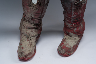 Effigie Bizango d'une figure poilue tenant une bouteille de boisson dans chaque main, techniques mixtes, Ha&iuml;ti, 20&egrave;me si&egrave;cle