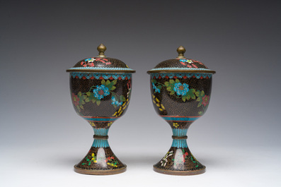 Een paar Chinese cloisonn&eacute; dekselkommen op voet, 19de eeuw