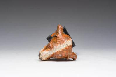 Onleesbaar gesigneerd: Een Weens polychroom koud beschilderd bronzen model van een hondenkop op een zwartmarmeren basis, 19de/20ste eeuw