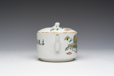 Een Chinese qianjiang cai theepot met deksel met antiquiteiten, 19de/20ste eeuw