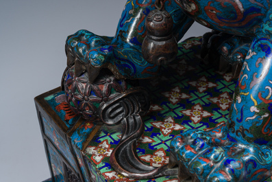 Paire de lions bouddhistes en &eacute;maux cloisonn&eacute;s sur un socle en bois, Chine, 20&egrave;me si&egrave;cle