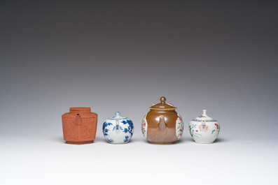 Quatre th&eacute;i&egrave;res en porcelaine de Chine en bleu, blanc et famille rose et en gr&egrave;s de Yixing, Kangxi/Qianlong