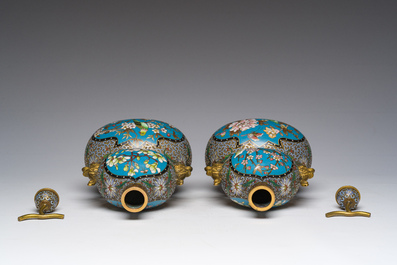 Deux paires de vases en &eacute;maux cloisonn&eacute;s &agrave; d&eacute;cor floral, Chine, 20&egrave;me si&egrave;cle