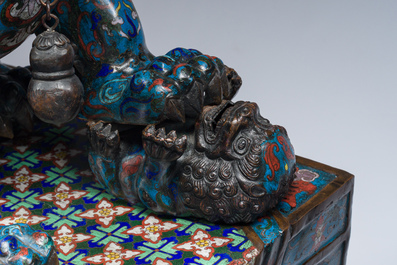 Paire de lions bouddhistes en &eacute;maux cloisonn&eacute;s sur un socle en bois, Chine, 20&egrave;me si&egrave;cle