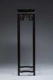 Socle de forme carr&eacute;e en bois sculpt&eacute;, Chine, 19&egrave;me si&egrave;cle