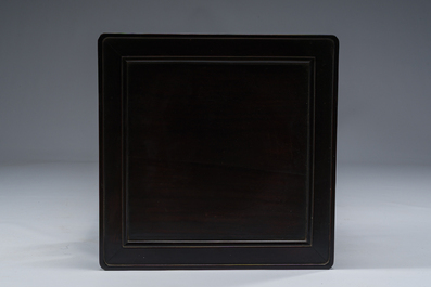 Socle de forme carr&eacute;e en bois sculpt&eacute;, Chine, 19&egrave;me si&egrave;cle