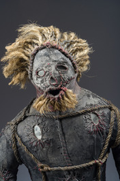 Effigie Bizango d'une figure poilue tenant une bouteille de boisson dans chaque main, techniques mixtes, Ha&iuml;ti, 20&egrave;me si&egrave;cle