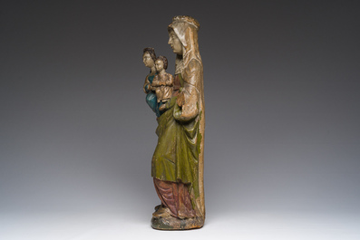 Groupe en bois sculpt&eacute; et polychrome repr&eacute;sentant Sainte Anne trinitaire, 16&egrave;me/17&egrave;me si&egrave;cle