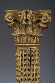 Een paar rijk gesculpteerde verguld houten zuilen met Corinthische kapitelen, 19de eeuw