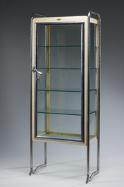 Een Belgische verchroomd en gepatineerd metalen doktersvitrine met vier glazen legborden, Usines Annoye, derde kwart 20ste eeuw