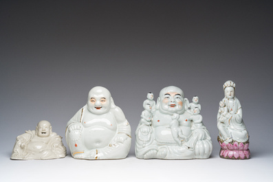 Vier Chinese blanc de Chine en famille rose sculpturen van Boeddha en Guanyin, 19de/20ste eeuw