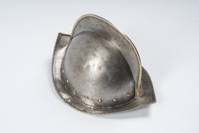 Trois rapi&egrave;res diff&eacute;rentes &agrave; lames d'acier et un casque morion, 19&egrave;me/20&egrave;me si&egrave;cle