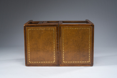 Een Engelse Victoriaanse mahoniehouten bibliotheekladder bekleed met leder omvormbaar tot bijzettafel, ca. 1900