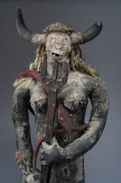 Een zeldzaam Ha&iuml;tiaans Bizango beeld van een vrouwelijke duivel met een drietand en een fles, gemengde techniek, 20ste eeuw