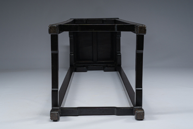 Socle de forme carr&eacute;e en bois sculpt&eacute;, Chine, 19&egrave;me si&egrave;cle