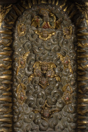 Autel exceptionnel en bois dor&eacute; et polychrome &agrave; d&eacute;cor de Dieu le P&egrave;re et des anges accompagn&eacute; d'une Vierge, Espagne, 18&egrave;me si&egrave;cle