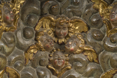 Autel exceptionnel en bois dor&eacute; et polychrome &agrave; d&eacute;cor de Dieu le P&egrave;re et des anges accompagn&eacute; d'une Vierge, Espagne, 18&egrave;me si&egrave;cle