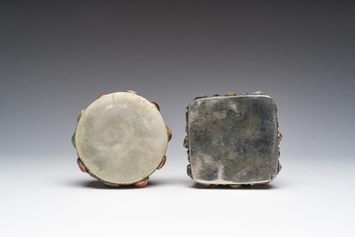 Deux bo&icirc;tes couvertes en m&eacute;tal argent&eacute; filigran&eacute; et serties de pierres dures, Inde, 20&egrave;me si&egrave;cle
