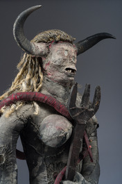 Een zeldzaam Ha&iuml;tiaans Bizango beeld van een vrouwelijke duivel met een drietand en een fles, gemengde techniek, 20ste eeuw