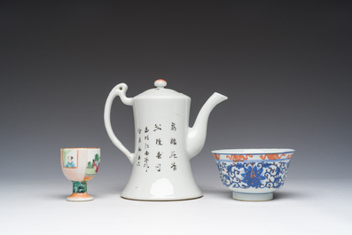 Une th&eacute;i&egrave;re en porcelaine de Chine famille rose, deux bols en bleu et blanc et un coquetier famille rose de Canton, Yongzheng et post&eacute;rieur