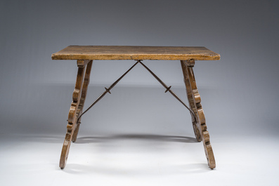 Table en noyer aux raccords en fer forg&eacute;, Espagne, 18&egrave;me si&egrave;cle