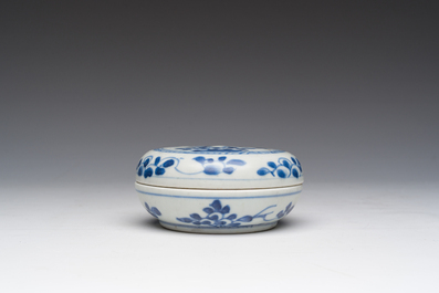 A Chinese blue and white box and cover with floral design, a teapot stand and a famille rose 'Mandarin' spoon tray, Kangxi/Qianlong