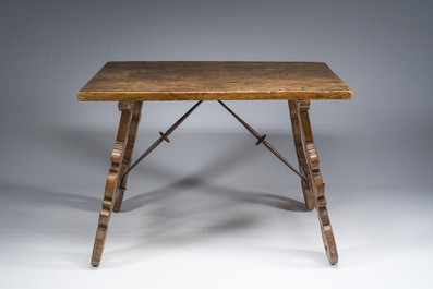 Table en noyer aux raccords en fer forg&eacute;, Espagne, 18&egrave;me si&egrave;cle