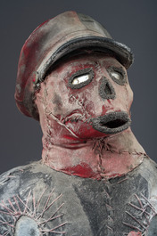 Effigie Bizango d&rsquo;un tonton macoute milicien ha&iuml;tien de Fran&ccedil;ois Duvalier coiff&eacute; d&rsquo;une casquette et portant une matraque, techniques mixtes, 20&egrave;me s.