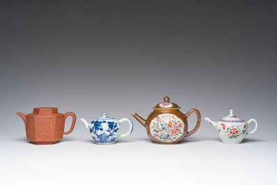 Quatre th&eacute;i&egrave;res en porcelaine de Chine en bleu, blanc et famille rose et en gr&egrave;s de Yixing, Kangxi/Qianlong