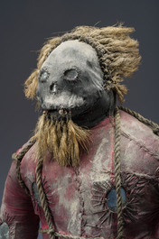 Effigie Bizango d'une figure poilue tenant une bouteille de boisson dans chaque main, techniques mixtes, Ha&iuml;ti, 20&egrave;me si&egrave;cle