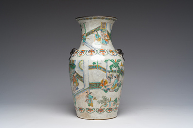 Vase en porcelaine de Chine famille verte dite 'de Nankin' &agrave; d&eacute;cor de sc&egrave;nes anim&eacute;es, 19&egrave;me si&egrave;cle