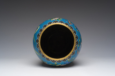 Vase en &eacute;maux cloisonn&eacute;s &agrave; d&eacute;cor de papillons parmi des fleurs sur socle en bronze dor&eacute;, Chine, 19&egrave;me si&egrave;cle
