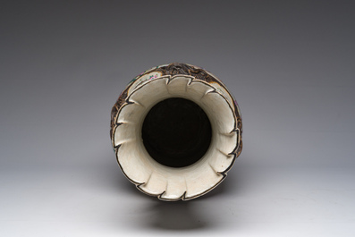 Vase en porcelaine de Chine famille rose dite 'de Nankin' &agrave; d&eacute;cor de sc&egrave;nes guerri&egrave;res, 19&egrave;me si&egrave;cle