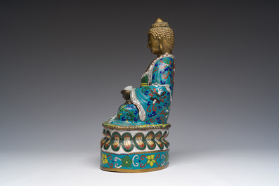 Een Chinese cloisonn&eacute; Boeddha met een witte jade lotusbloem, 20ste eeuw