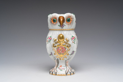 Pot couvert en forme de hibou en porcelaine de Paris polychrome et dor&eacute; &agrave; d&eacute;cor d'armoiries, France, 20&egrave;me si&egrave;cle