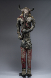 Een zeldzaam Ha&iuml;tiaans Bizango beeld van een vrouwelijke duivel met een drietand en een fles, gemengde techniek, 20ste eeuw