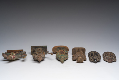 Zes Indische deels gepolychromeerde houten sculpturen, 19de/20ste eeuw