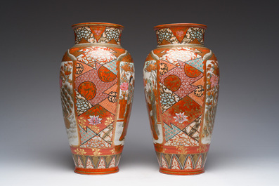 Paire de vases en porcelaine Kutani de Japon &agrave; d&eacute;cor d'oiseaux parmi des branches fleuries et de figures dans un paysage, Meiji, vers 1900