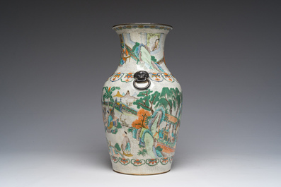 Vase en porcelaine de Chine famille verte dite 'de Nankin' &agrave; d&eacute;cor de sc&egrave;nes anim&eacute;es, 19&egrave;me si&egrave;cle