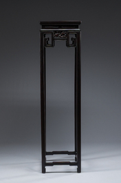 Socle de forme carr&eacute;e en bois sculpt&eacute;, Chine, 19&egrave;me si&egrave;cle