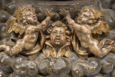 Autel exceptionnel en bois dor&eacute; et polychrome &agrave; d&eacute;cor de Dieu le P&egrave;re et des anges accompagn&eacute; d'une Vierge, Espagne, 18&egrave;me si&egrave;cle