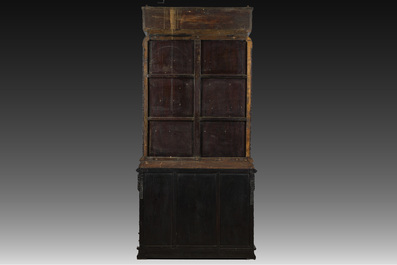 Een fraai gesculpteerde hardhouten vitrine, China of Vietnam, 19de eeuw