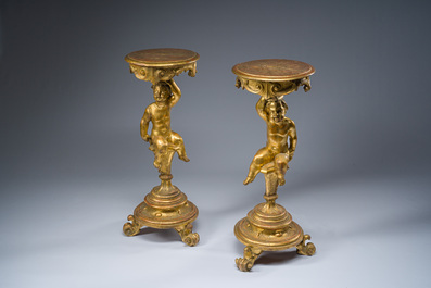 Paire de tables d'appoint tripodes en bois sculpt&eacute; et dor&eacute; &agrave; d&eacute;cor de putti, Italie, vers 1800
