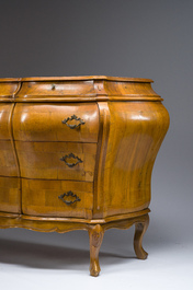 Een gebombeerde Italiaanse olijfhouten gefineerde commode, 20ste eeuw