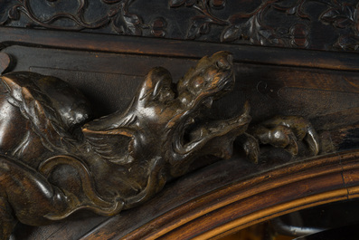 Een fraai gesculpteerde hardhouten vitrine, China of Vietnam, 19de eeuw